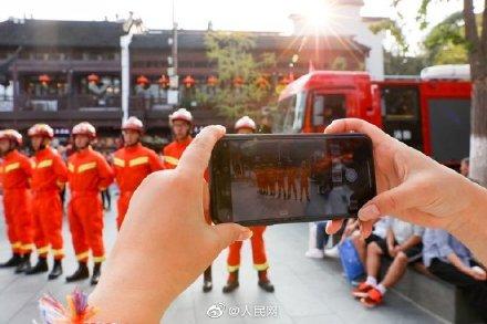 【光明网】辛苦了，有你们很温暖