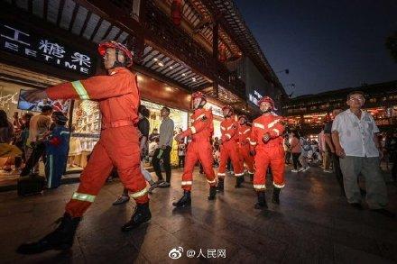 【光明网】辛苦了，有你们很温暖
