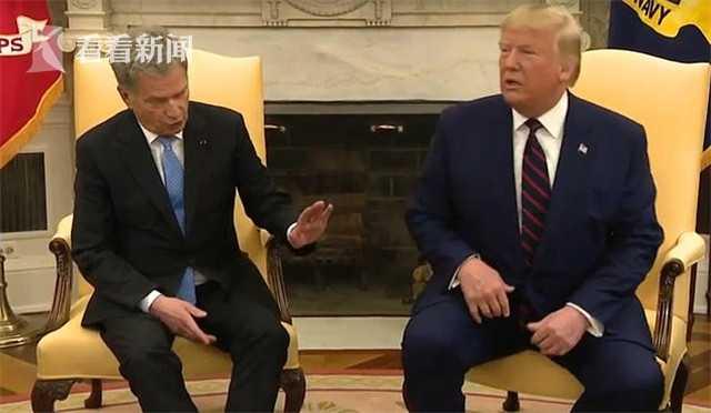 看看新闻■特朗普拍芬兰总统膝盖 芬兰总统全身都在拒绝 网友：不礼貌