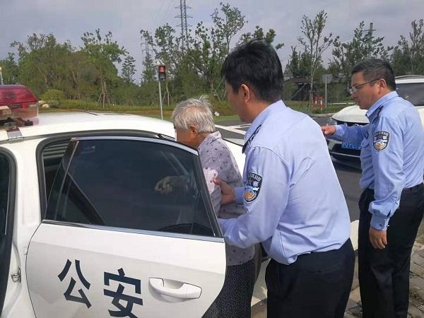 #光明网#和家人聚餐后，八旬老太回养老院途中迷了路