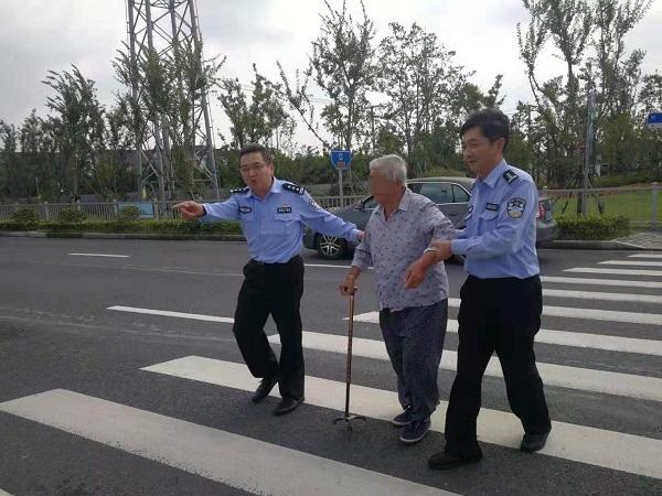 #光明网#和家人聚餐后，八旬老太回养老院途中迷了路