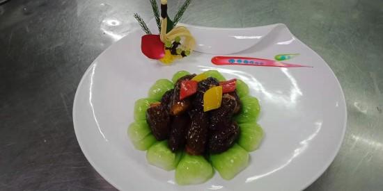 南方都市报@考上名校但读不起的他如今成大厨，一道菜炒6遍只为让客人满意