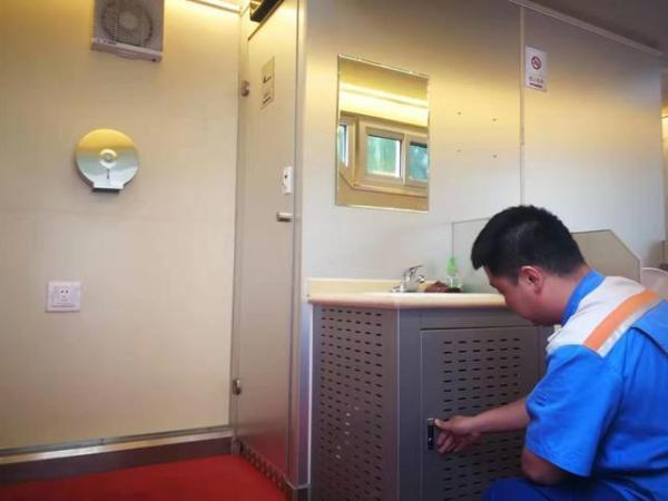 「中国网」＂国庆当天20多万人如厕问题咋解决？答案在这里＂