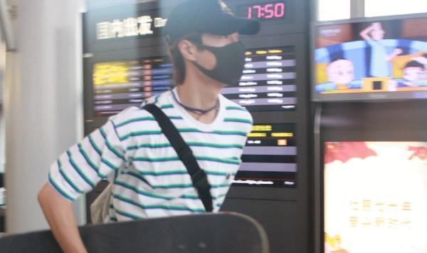 光明网@王一博赶飞机，被整个飞机场的人围观，累到叉腰还被做成表情包