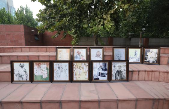 #环球网#印度驻华大使馆纪念甘地诞辰150周年 多位画家手绘甘地画像