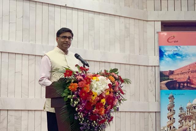 #环球网#印度驻华大使馆纪念甘地诞辰150周年 多位画家手绘甘地画像