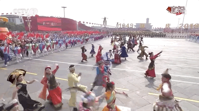 南方都市报@十一天安门群众游行队伍里，有两位惠州学生