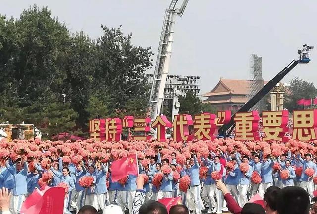 南方都市报@十一天安门群众游行队伍里，有两位惠州学生