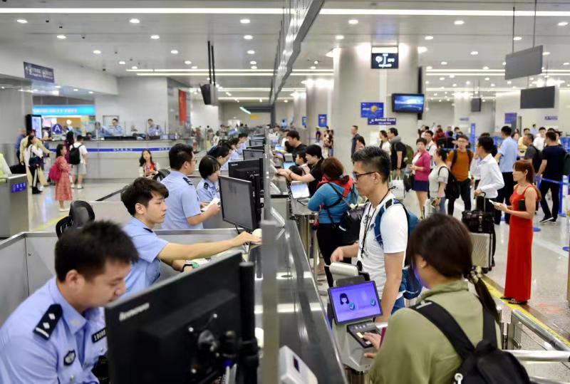 文汇报@文明边检暖国门，这个国庆他们在这里坚守……