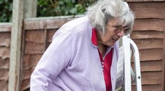 「光明网」英国“最无理取闹”的老人，霸占邻居花园，让邻居主动搬家