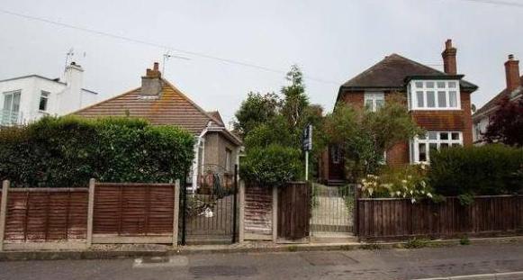 「光明网」英国“最无理取闹”的老人，霸占邻居花园，让邻居主动搬家