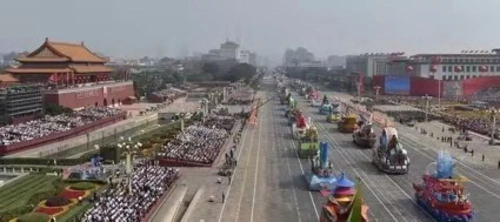 参考消息：国庆游行花车怎么开？老司机也得培训半年