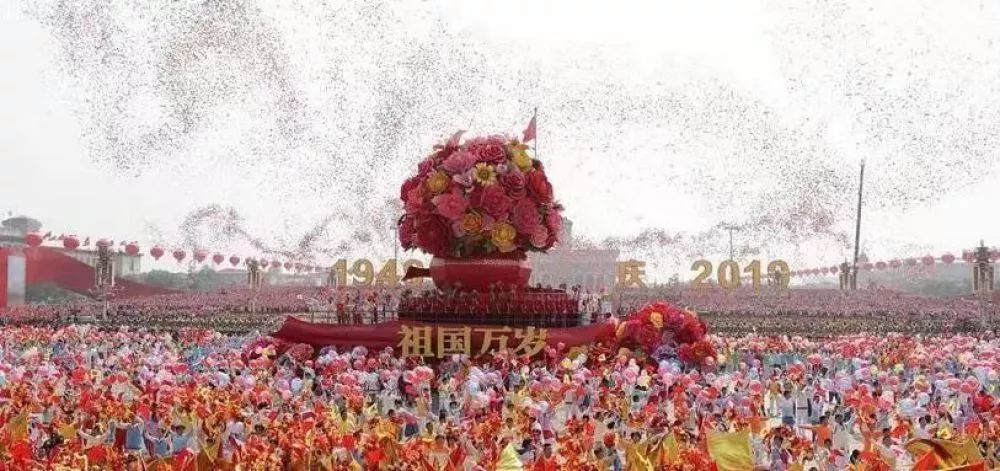 参考消息：国庆游行花车怎么开？老司机也得培训半年