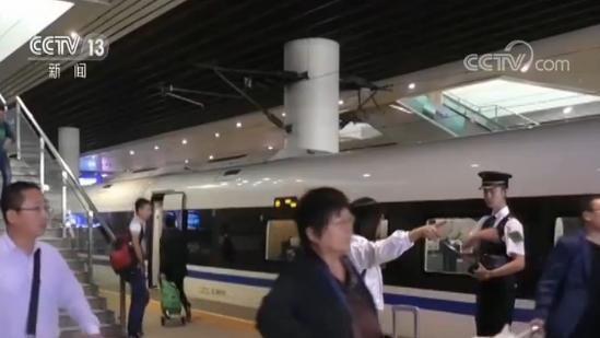 央视新闻客户端@国庆假期过半 今日全国铁路返程客流增加
