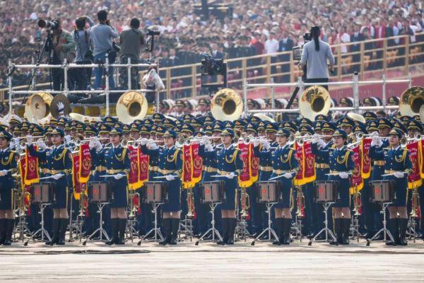 「光明网」他是长安街唯一看不到阅兵的人 全网网友为他心疼