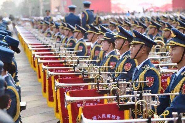 「光明网」他是长安街唯一看不到阅兵的人 全网网友为他心疼