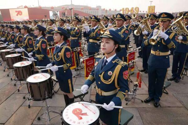 「光明网」他是长安街唯一看不到阅兵的人 全网网友为他心疼
