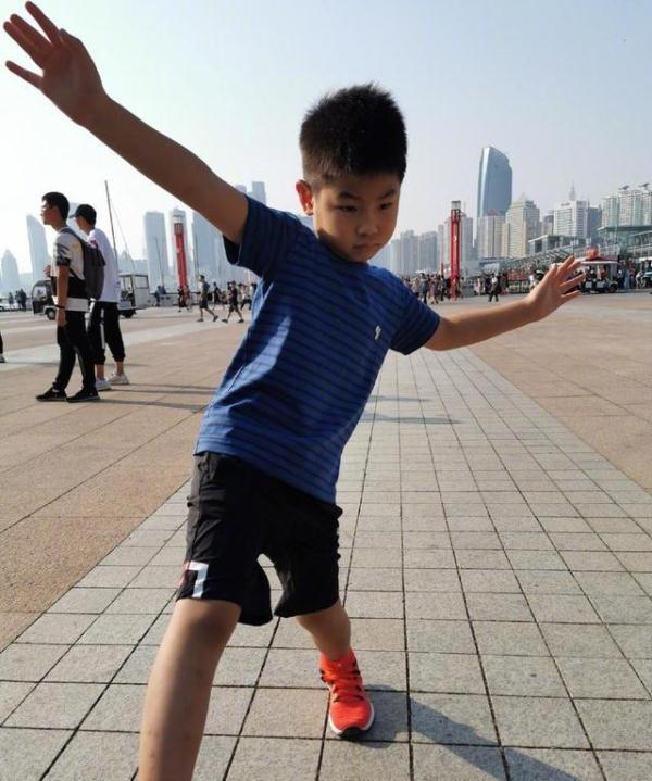 [光明网]胡可晒与两儿子合照，沙溢不在！一家三口过长假安吉小鱼儿玩嗨了