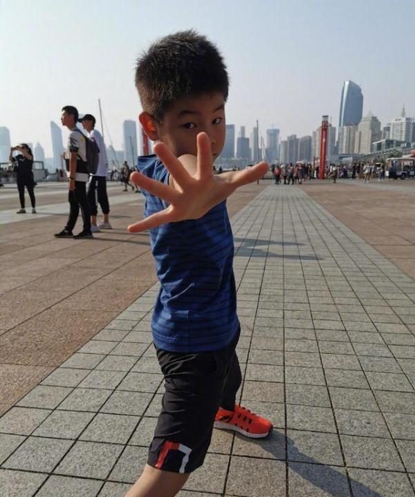 [光明网]胡可晒与两儿子合照，沙溢不在！一家三口过长假安吉小鱼儿玩嗨了
