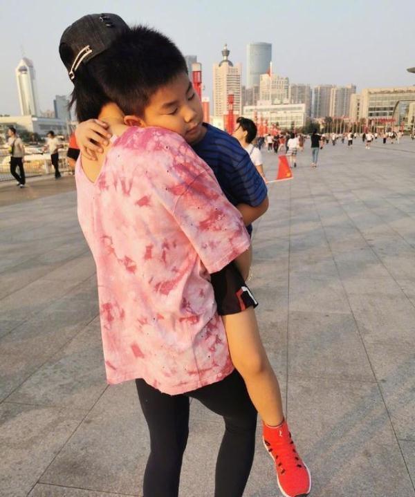 [光明网]胡可晒与两儿子合照，沙溢不在！一家三口过长假安吉小鱼儿玩嗨了