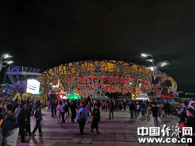 「中国经济网」34辆地方彩车亮相北京奥林匹克公园