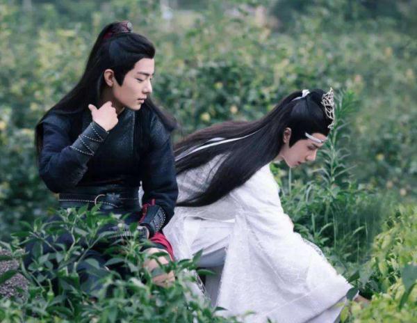 光明网：王一博凌晨为肖战庆生，晒出的《陈情令》剧照，让网友笑出马甲线