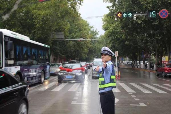 #光明网#国庆168小时｜假期安全出行，交警蜀黍与您同行