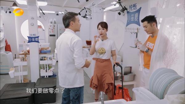 「光明网」杨紫来中餐厅第一天随口说的一句话，有两个人记到现在，太感动