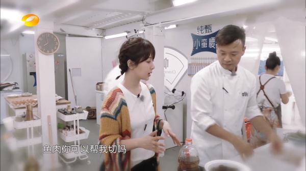 「光明网」杨紫来中餐厅第一天随口说的一句话，有两个人记到现在，太感动