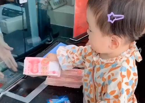 「光明网」“最小富婆宝宝”银行存钱走红，网友：活着不如一个穿尿不湿的