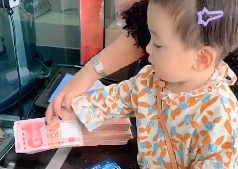 「光明网」“最小富婆宝宝”银行存钱走红，网友：活着不如一个穿尿不湿的