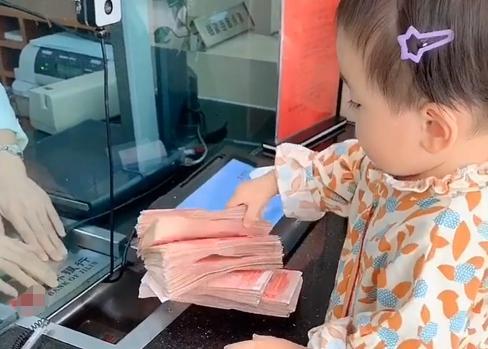 「光明网」“最小富婆宝宝”银行存钱走红，网友：活着不如一个穿尿不湿的