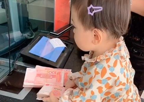 「光明网」“最小富婆宝宝”银行存钱走红，网友：活着不如一个穿尿不湿的
