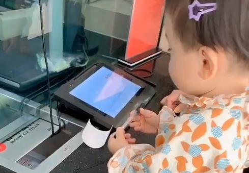 「光明网」“最小富婆宝宝”银行存钱走红，网友：活着不如一个穿尿不湿的