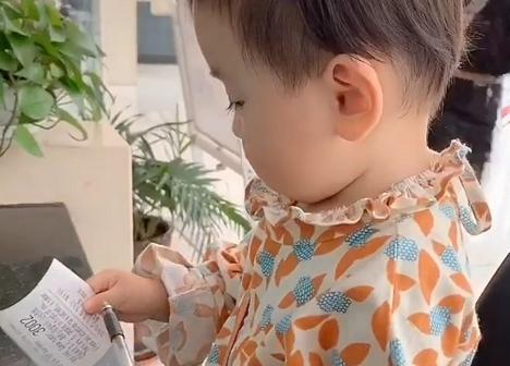 「光明网」“最小富婆宝宝”银行存钱走红，网友：活着不如一个穿尿不湿的