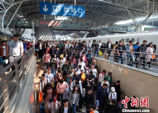 「中国新闻网」长三角铁路8天送客2121.4万人次 6日迎返程高峰