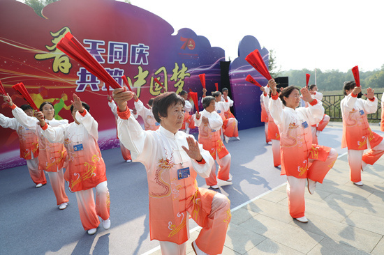 「人民网-北京频道」北京奥林匹克公园成游客国庆“打卡地” 34辆地方彩车集中亮相