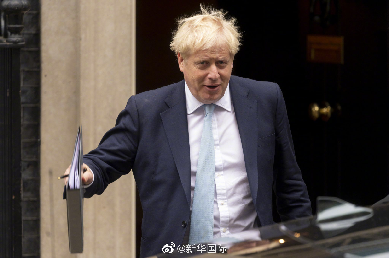 「新华国际」约翰逊电话推销“脱欧”新方案 被告知“还得改”