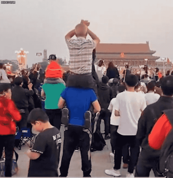 北京晚报：这个背影刷屏！为了让父亲看升旗仪式，儿子让他坐在自己的肩
