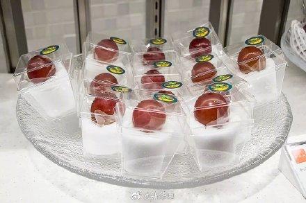 [光明网]太荒谬！葡萄独粒包装、橘子剥好放塑料盒 网友：这会给地球带来严重的污染