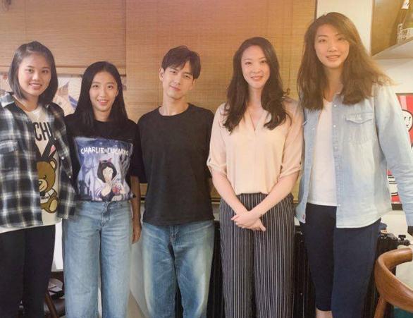 「光明网」和惠若琪合照多难？李现坐着，千玺跳起来，他却让惠若琪弯下腰