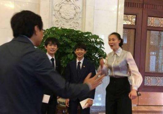 「光明网」和惠若琪合照多难？李现坐着，千玺跳起来，他却让惠若琪弯下腰