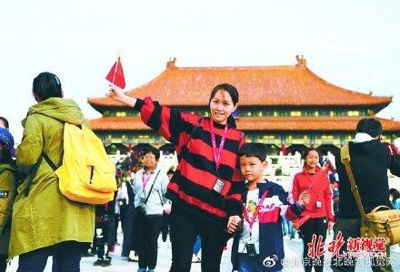 光明网■国庆假期带国旗游故宫成“标配”，每天限流8万人次仍火爆