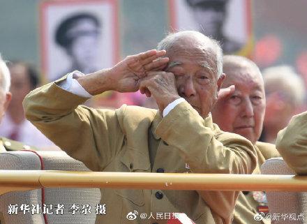 光明网@老兵谈大阅兵时为何落泪：很多已离世的战友无法看到这盛世，我的眼泪止不住往下流