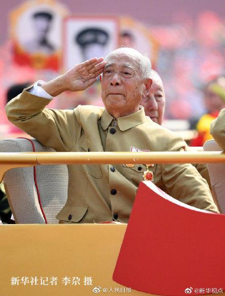 光明网@老兵谈大阅兵时为何落泪：很多已离世的战友无法看到这盛世，我的眼泪止不住往下流