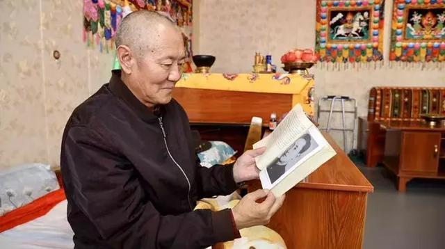 当时才福旦才五六岁,舅舅夏茸尕布是海北藏族自治