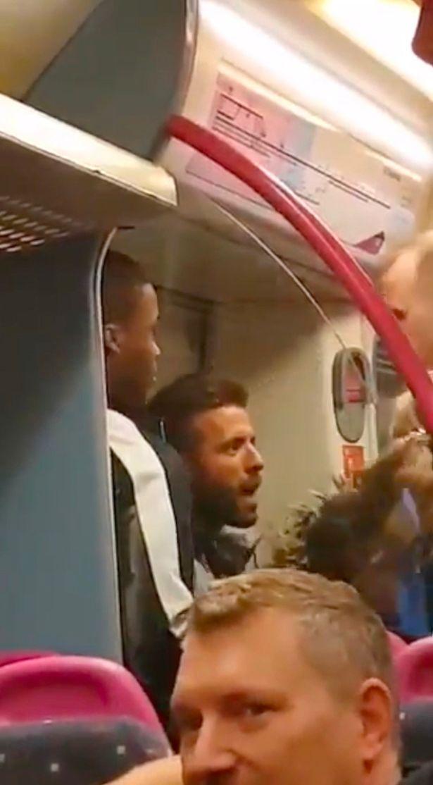 北青网@伦敦地铁两名乘客起争执，西装男铁头功大战络腮胡男