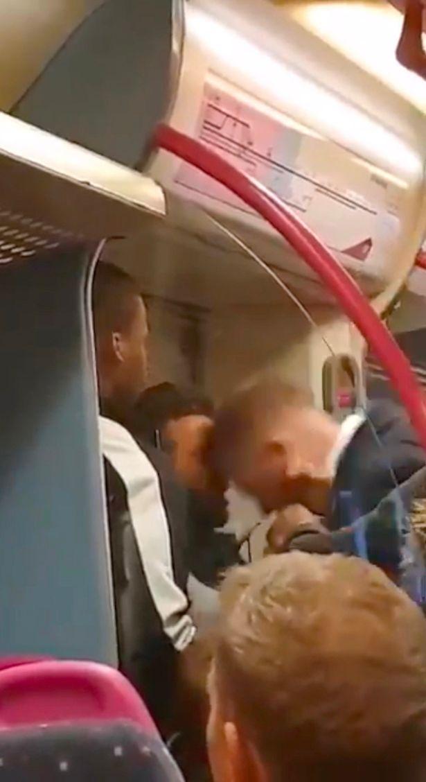 北青网@伦敦地铁两名乘客起争执，西装男铁头功大战络腮胡男