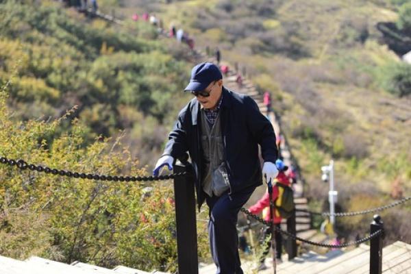呼和浩特重阳节万人登高健身大会在大青山举行