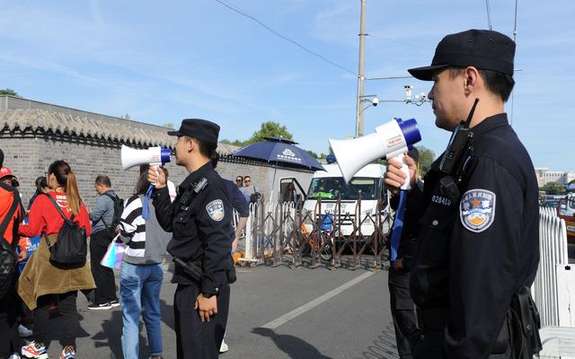 新京报：南锣鼓巷齐白石茅盾故居排长队，游客顺手牵花惹不满